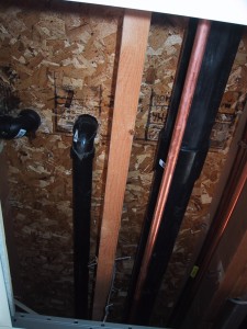Installation des lignes de plomberie au sous-sol