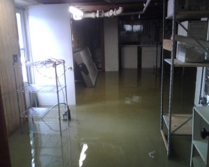 Vatten översvämningar orsakar i källare