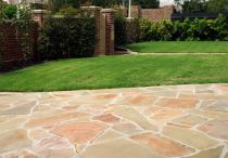 Stepping stones in the decor of your garden